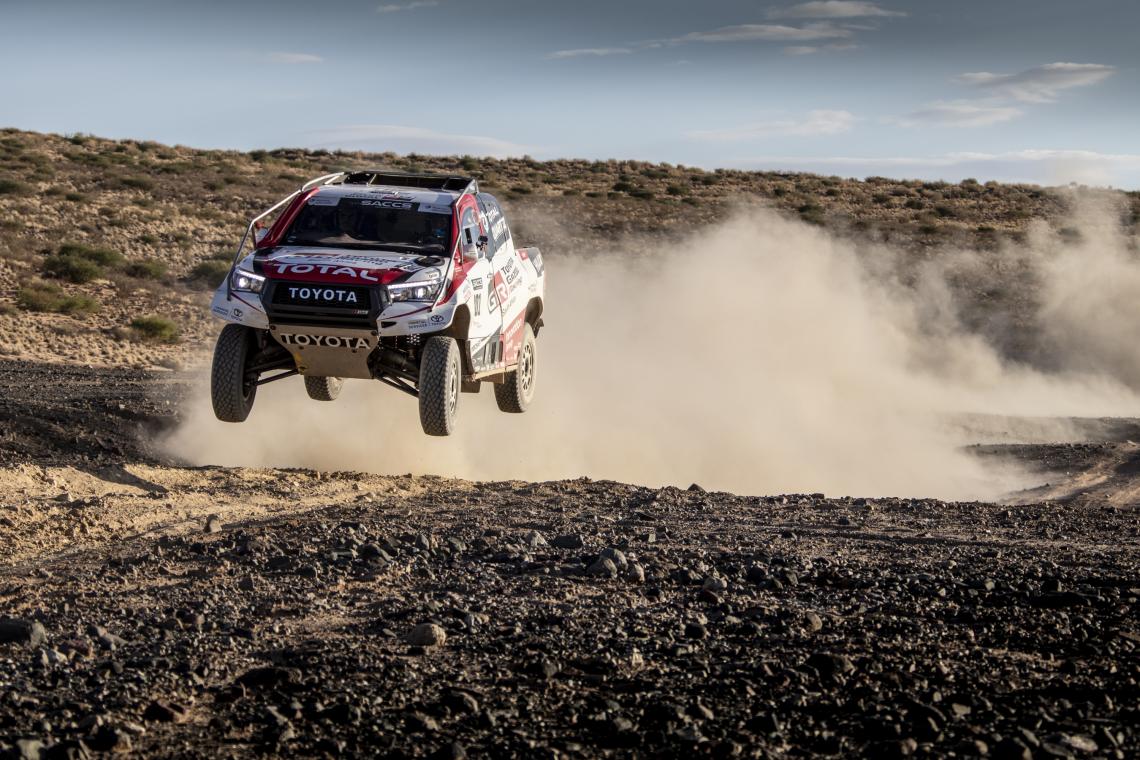 Alonso al mando de la Hilux en marzo pasado, cuando tuvo su primer contacto con la máquina japonesa.