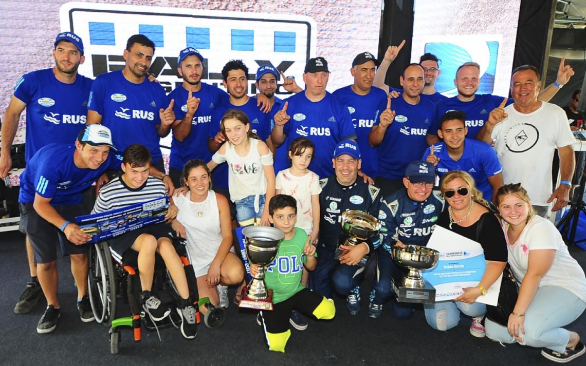 El Tango Rally Team junto al campeón.