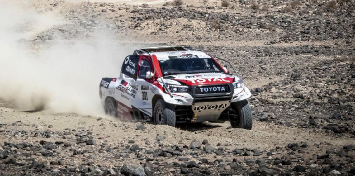 Alonso al mando de la Hilux, último modelo ganador del Dakar.