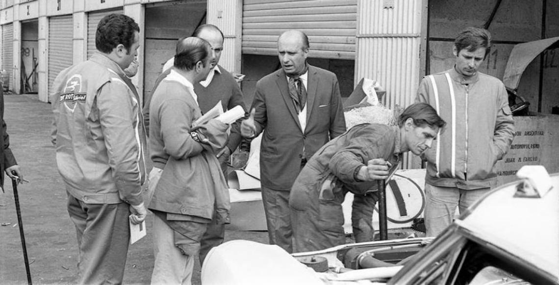Fangio, en plena conversación, y Berta, apreciando uno de los "Toros", en las horas previas al inicio.
