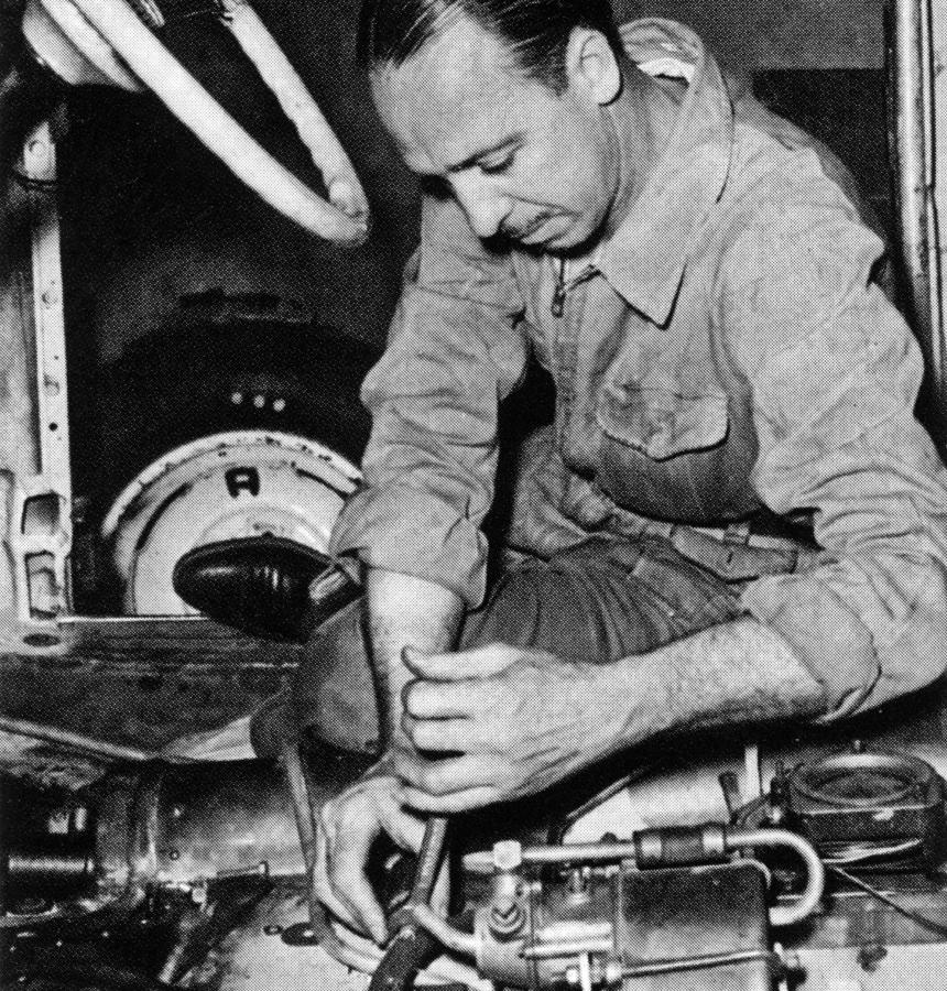 Oscar Gálvez metiendo mano a su auto.