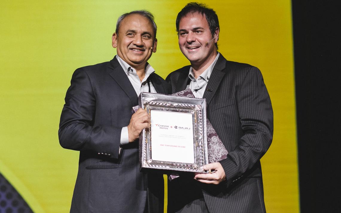 Sharma e Iraola en el lanzamiento de la nueva Sports Tourer de Bajaj. 