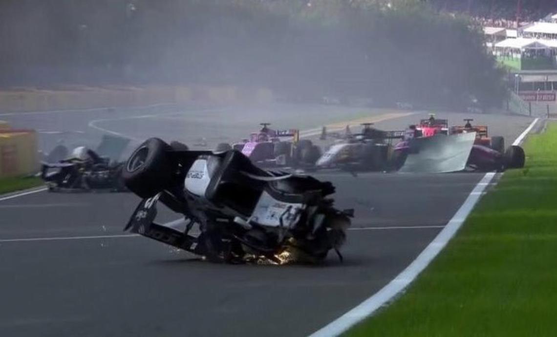 En primer plano, el auto volcado de Correa, segundos después del accidente. 