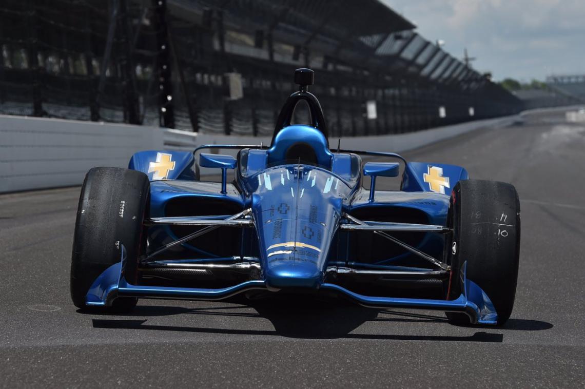 El nuevo IndyCar, de frente, con un ploteo alegórico a uno de los dos motoristas de la categoría.